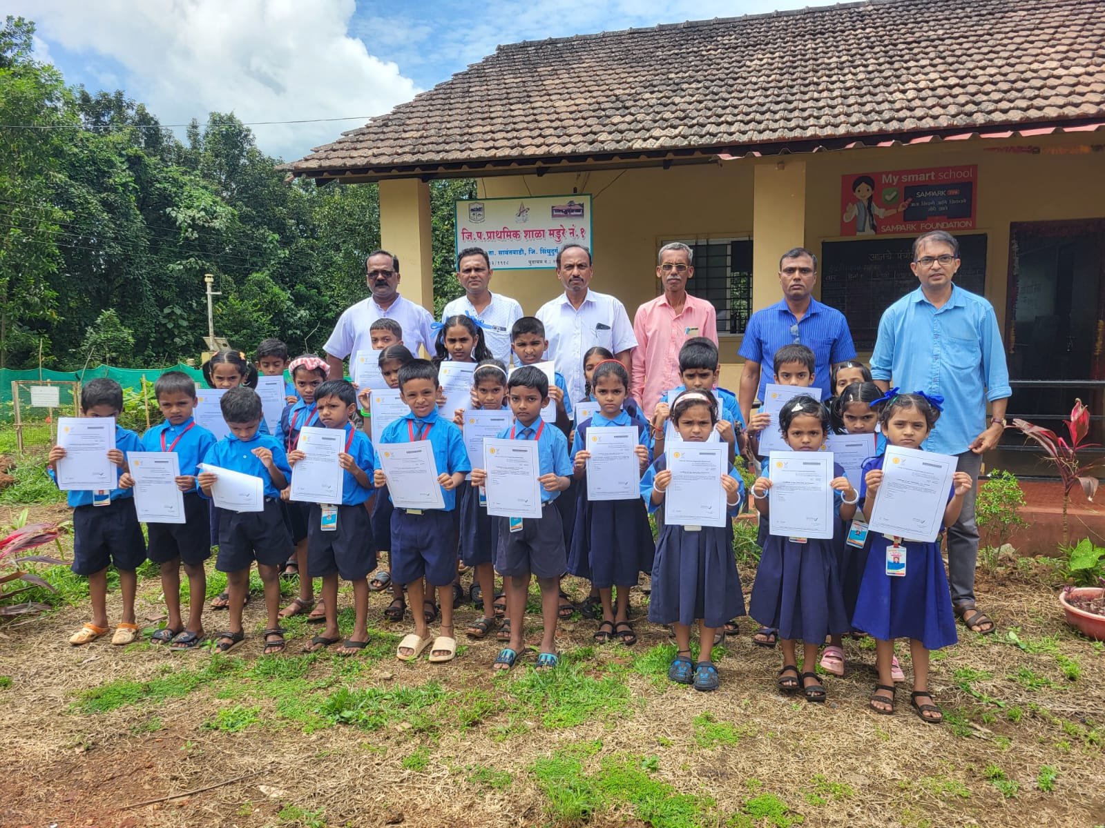 आपले सेवा केंद्र अंतर्गत जि.प.शाळेतील विद्यार्थ्यांना दाखले वाटप