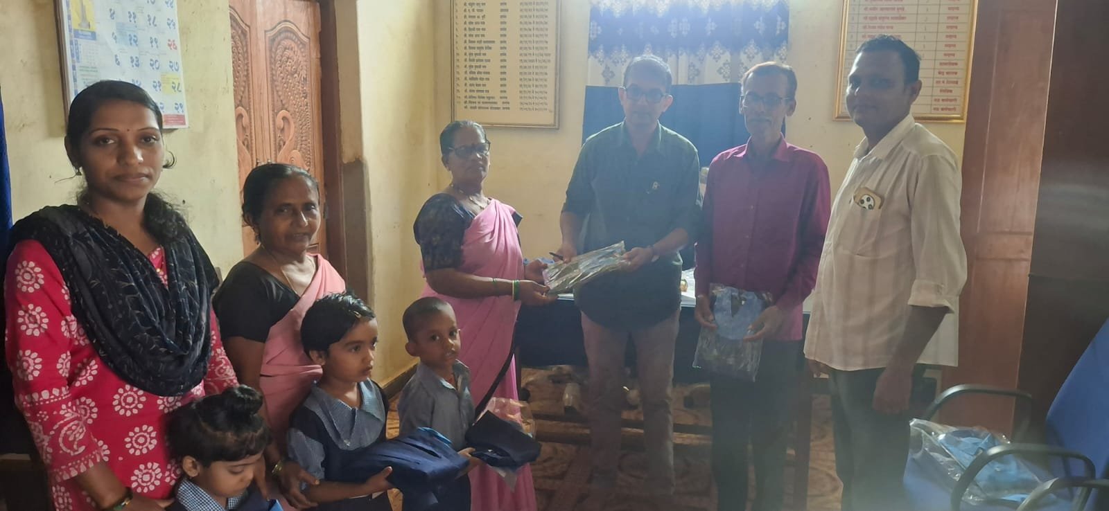 15 वा वित्त आयोग योजनेअंतर्गत  अंगणवाड्यांतील मुलांना गणवेश वाटप