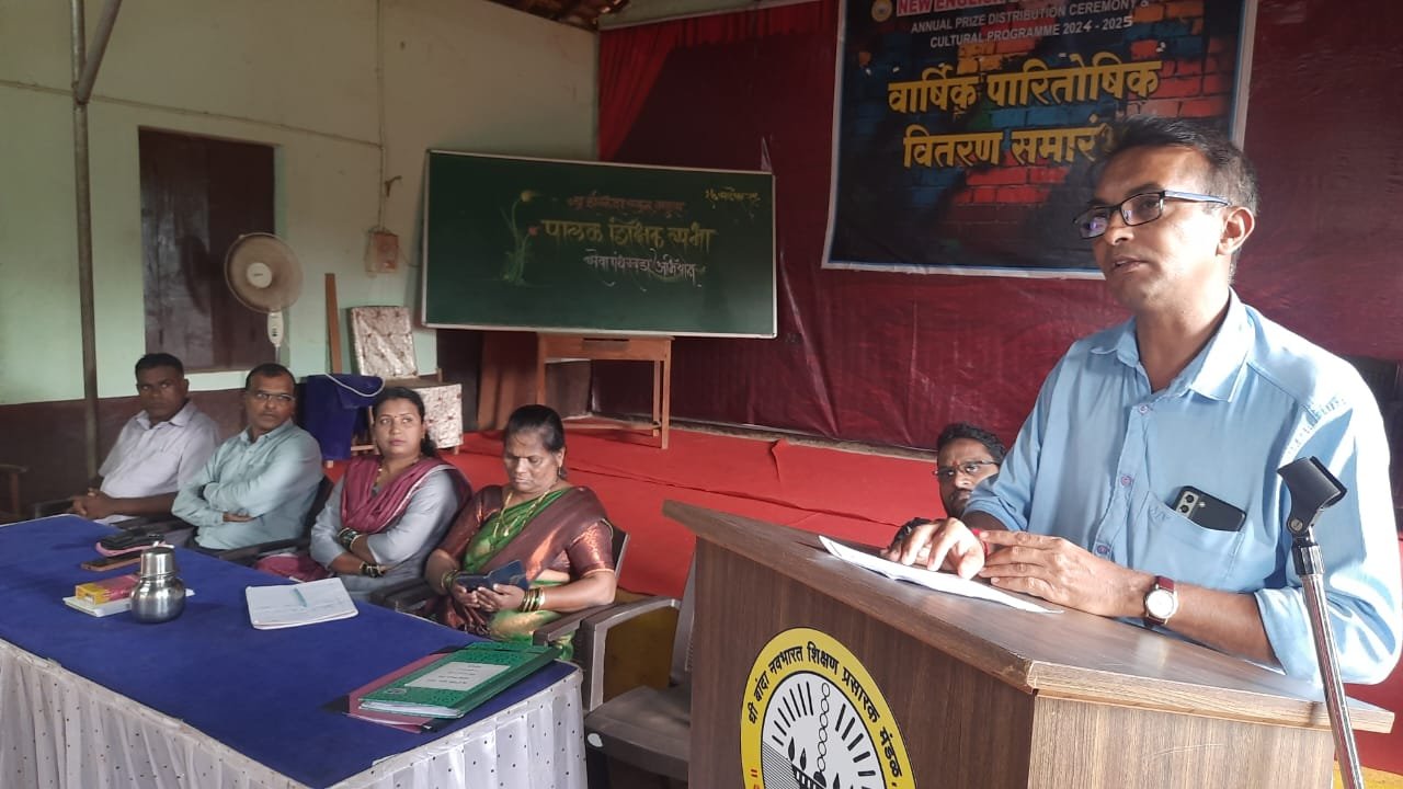 सेवा पंधरवडा अंतर्गत  हायस्कुलला  दाखलेबाबत माहिति देताना ग्रामपंचायत अधिकारी श्री.ठाकुर